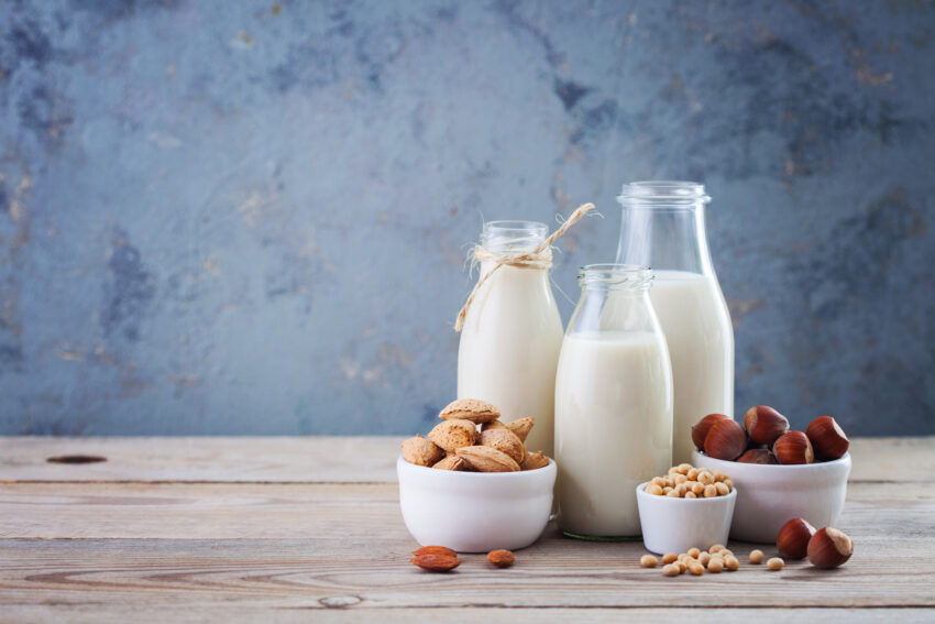 Produkty mleczne bez laktozy stoją na drewnianym stole